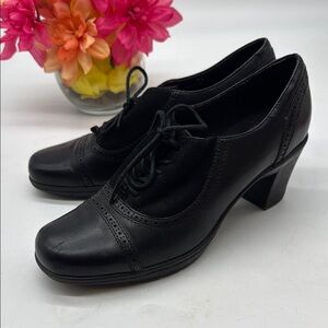 Clarks Elegant Black Heeled Oxfords Size 7.5 BHE8563C